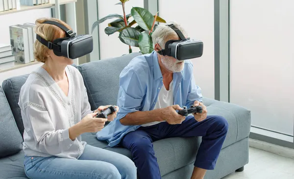 Caucasiano Idosos Avós Idosos Casal Usa Óculos Realidade Virtual Fone — Fotografia de Stock