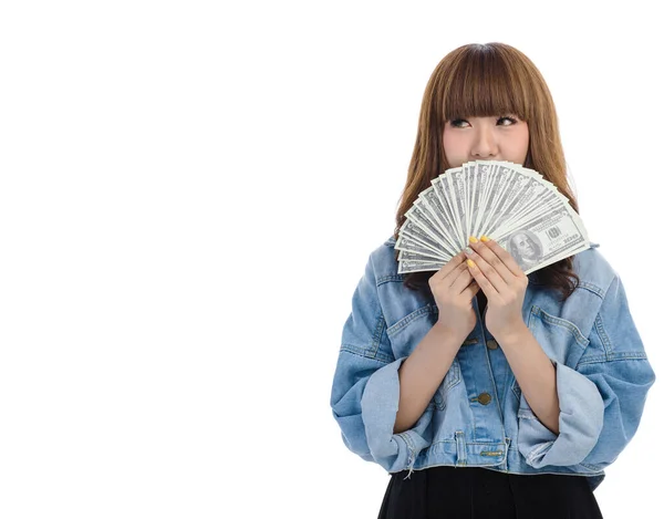 棕色头发的亚洲女人手里拿着散落在手上的美国钞票 工作室拍摄白色背景 复制左边的空间 — 图库照片