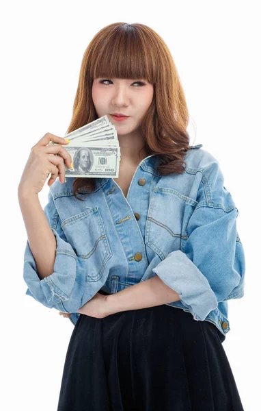 アメリカの紙幣を手にしている茶色の髪のアジア系女性は スタジオでの使用方法を白い背景で撮影したと思います — ストック写真
