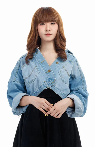 棕色头发 年轻可爱的亚洲女人 穿着牛仔裤 站在那里 自信地摆姿势 在白色背景下拍摄 — 图库照片
