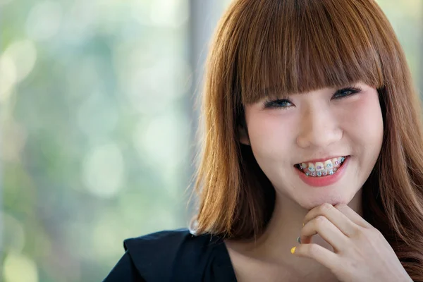Jovem Boa Aparência Mulher Cabelo Marrom Asiático Dentes Brancos Sorrindo — Fotografia de Stock