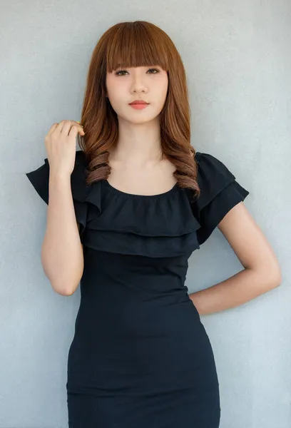 Retrato Joven Lindo Adolescente Mujer Asiática Vestido Negro Pie Posar —  Fotos de Stock