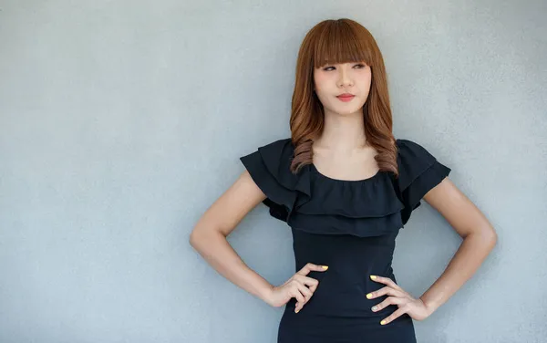 Retrato Asiático Jovem Bonito Menina Adolescente Com Cabelos Encaracolados Morena — Fotografia de Stock