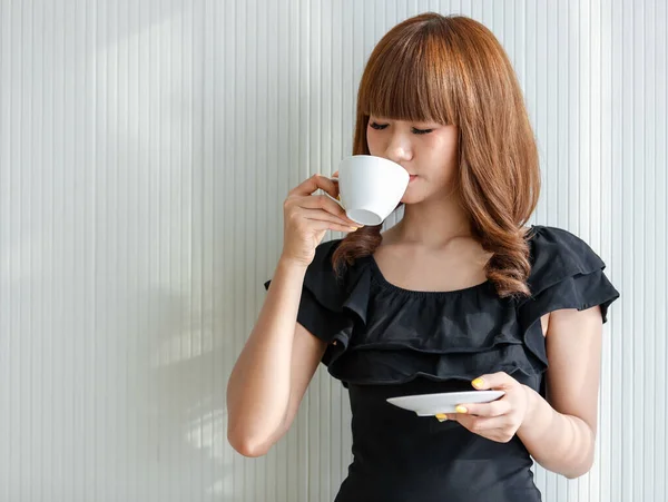 Adorável Bonito Asiático Adolescente Mulher Beber Café Branco Copo Com — Fotografia de Stock