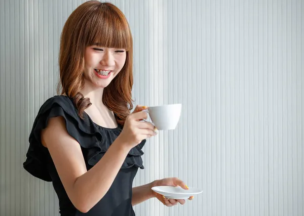 Linda Mulher Adolescente Asiática Bonito Segurando Copo Café Branco Com — Fotografia de Stock