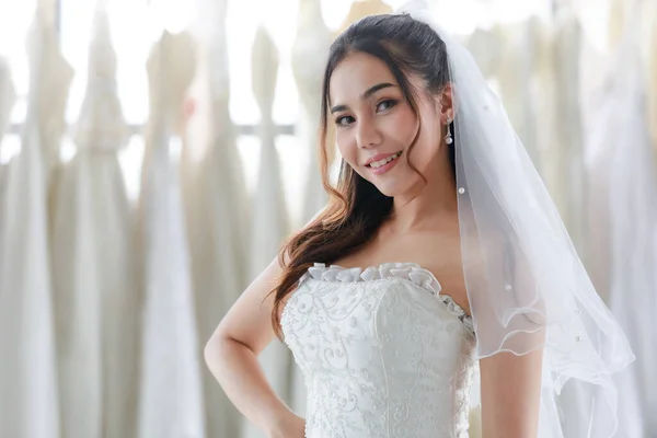 Gros Plan Portrait Shot Asian Young Happy Long Hair Bride — Photo