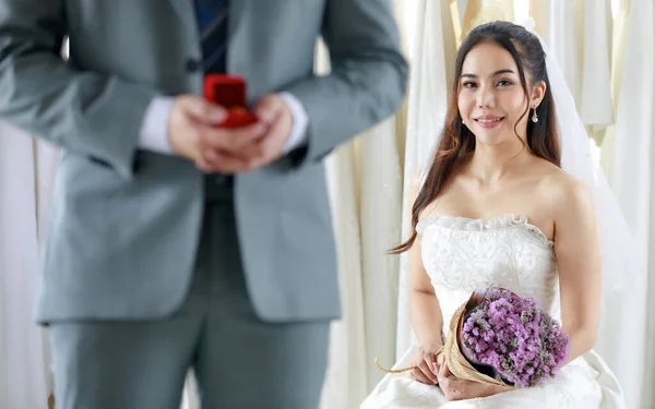 Novio Irreconocible Gris Traje Formal Soporte Celebrar Caja Roja Anillo — Foto de Stock