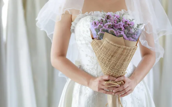 Foto Recortada Ramo Flores Boda Púrpura Manos Novia Irreconocible Vestido — Foto de Stock