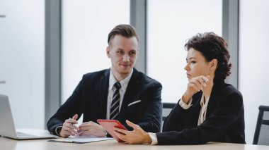 Yönetici Kafkasyalı yönetici iş konuşmasından keyif alırken gülüyor ve gülümsüyor. Ve gevşeme sırasında üniversiteli mutlu bir kadınla konuşuyor. Ve şirket toplantısındaki eğlenceli takım çalışması hakkında fikir alışverişinde bulunuyor.