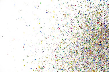 Rengarenk kağıt parçaları etrafa saçıldı. Güzel kutlama pulları ve partileri eğlendirmek ve süslemek için canlı alevler. Neşeli, neşeli ve ışıl ışıl bir sürpriz.