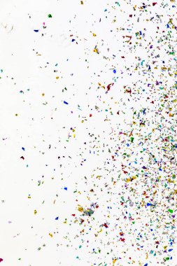 Rengarenk kağıt parçaları etrafa saçıldı. Güzel kutlama pulları ve partileri eğlendirmek ve süslemek için canlı alevler. Neşeli, neşeli ve ışıl ışıl bir sürpriz.