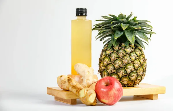 Gezonde Verse Sapfles Gewonnen Uit Smakelijk Tropisch Fruit Van Ananas — Stockfoto