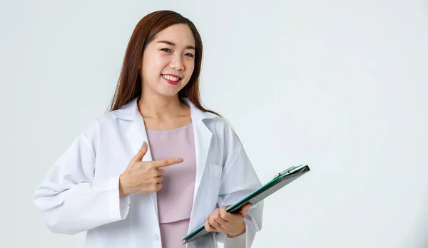 Lächelnde Süße Asiatische Sanitäterin Uniform Und Mit Ordner Auf Weißem — Stockfoto