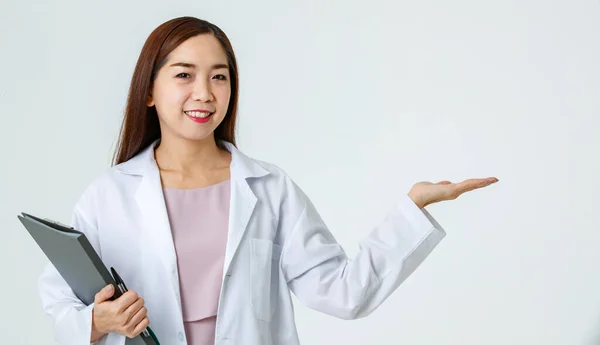 Üniformalı Gülümseyen Asyalı Kadın Doktor Dosyasının Yanında Beyaz Arka Plan — Stok fotoğraf
