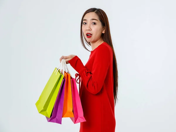 Vista Laterale Stupito Asiatico Shopper Femminile Piedi Con Sacchetti Carta — Foto Stock