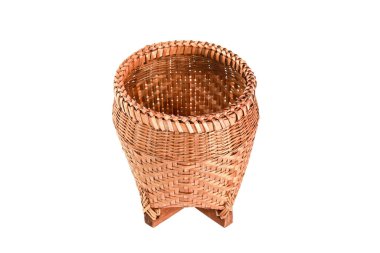 Uzun, el yapımı, el yapımı, el yapımı, kırsal dokuma, hasır, kahverengi, geleneksel, balıkçılık amaçlı ahşap sepet konteynırı beyaz arka planda..