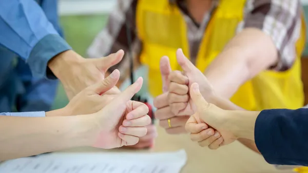 기사보기 신원을 수없는 엔지니어 팀워크를 발휘하고 성공적 승인을 과정에서 모으고 — 스톡 사진