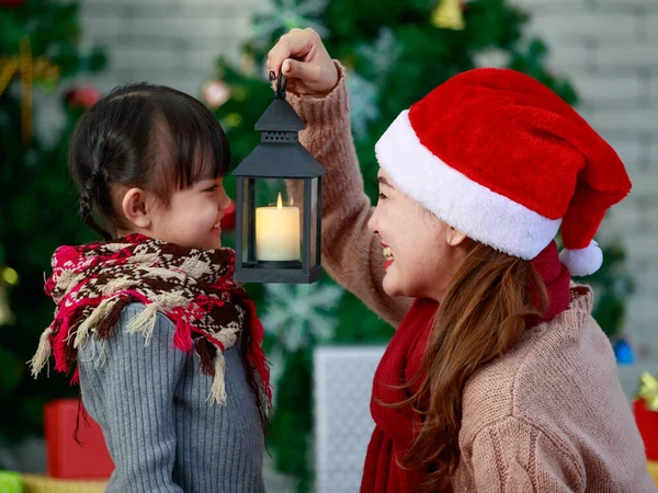 Atraktivní Asijské Matka Dcera Sobě Zimní Oblečení Santa Klobouk Rozbalování — Stock fotografie