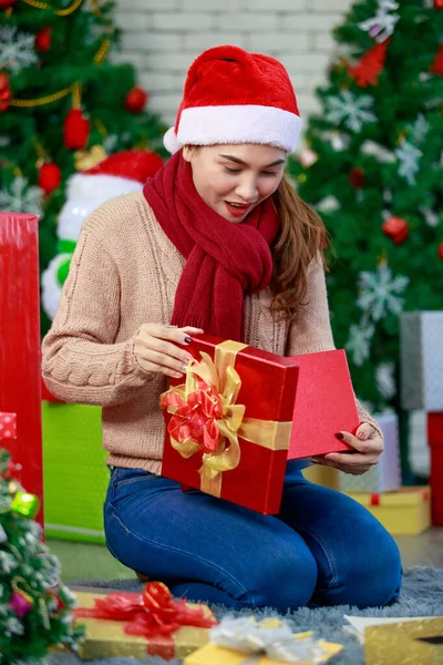 Привлекательная Азиатка Зимнем Наряде Шляпе Санты Радостью Распаковывает Подарки Рождество — стоковое фото