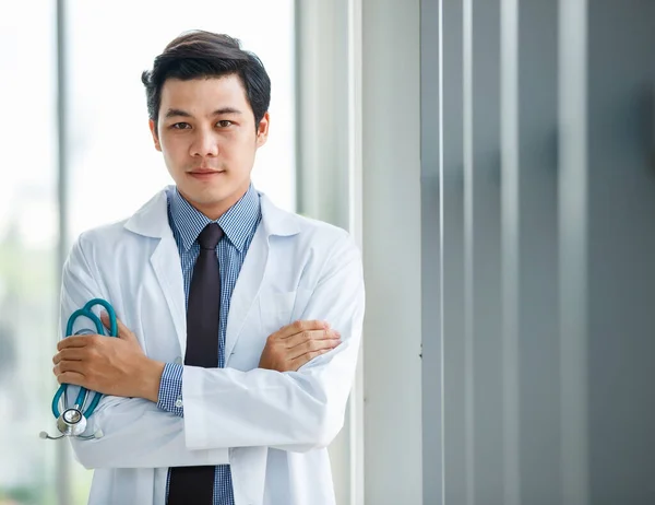 Portrét Přemýšlivého Mladého Asijského Lékaře Nebo Lékaře Stojícího Stetoskopem Lékařské — Stock fotografie
