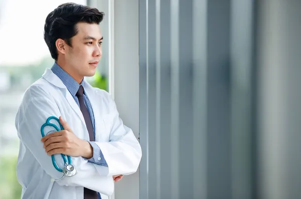 Boční Pohled Přemýšlivý Asijský Mužský Medik Stojící Stetoskopem Lékařské Místnosti — Stock fotografie