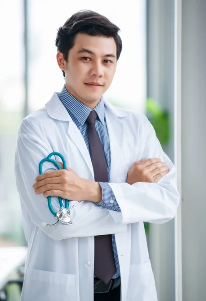 사려깊은 아시아 의의학자 의사가 실에서 청진기를 고개를 돌리는 — 스톡 사진