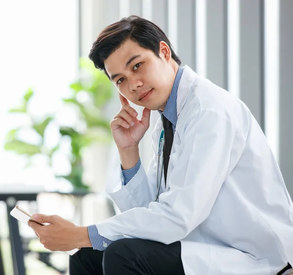 Hastanede Tıp Odasında Oturan Cep Telefonlarını Karıştıran Meşgul Asyalı Erkek — Stok fotoğraf