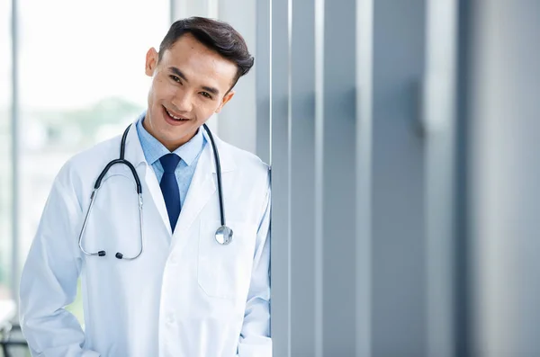 Jovem Alegre Bonito Asiático Médico Masculino Uniforme Com Estetoscópio Clínica — Fotografia de Stock