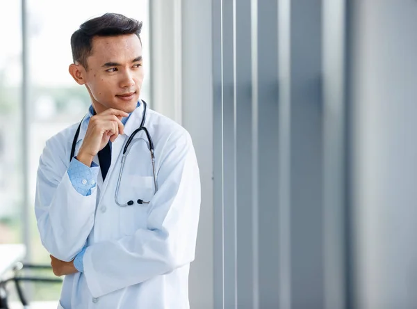 Veselý Mladý Roztomilý Asijský Lékař Uniformě Stetoskopem Stojící Klinice Pózovat — Stock fotografie