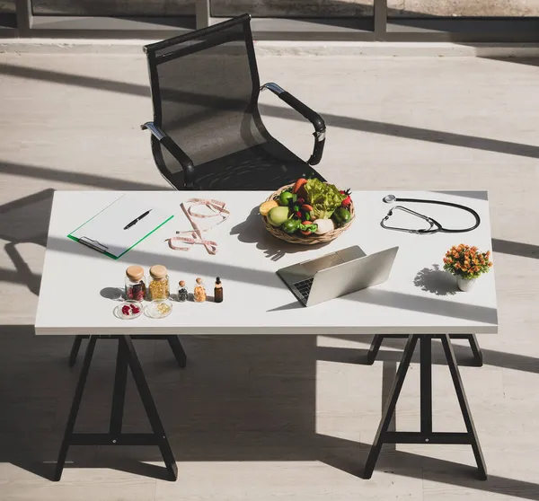 Angle Élevé Table Avec Des Légumes Des Suppléments Placés Près — Photo
