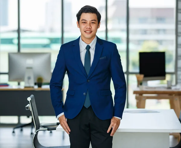 Empreendedor Masculino Asiático Confiante Terno Formal Com Dedos Bolso Local — Fotografia de Stock