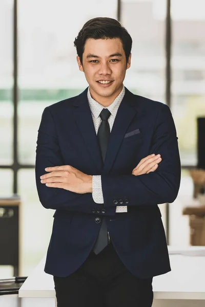 Självsäker Asiatisk Manlig Entreprenör Formell Kostym Står Med Korsade Armar — Stockfoto