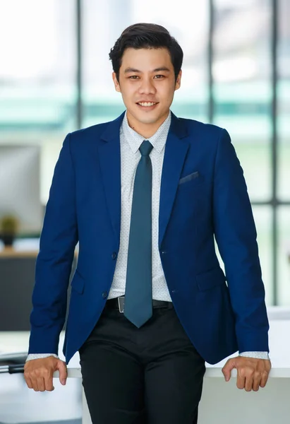 Веселый Молодой Красивый Азиатский Бизнесмен Расслабляется Позируя Стоя Счастливым Позитивным — стоковое фото
