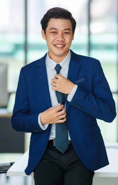Jovem Alegre Bonito Empresário Asiático Ajustando Gravata Enquanto Está Com — Fotografia de Stock