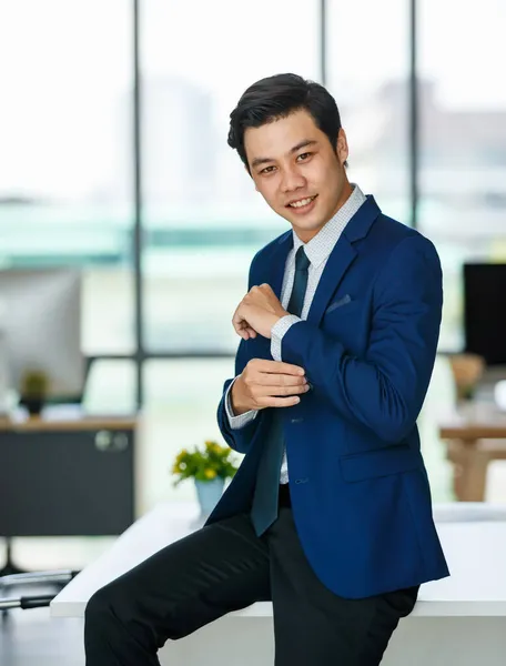 Jovem Alegre Bonito Empresário Asiático Ajustando Manga Enquanto Está Com — Fotografia de Stock