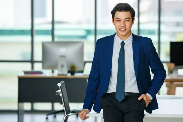 明るく若いアジアのビジネスマンは 職場で幸せと積極的な行動で立っている間にポーズをリラックス — ストック写真