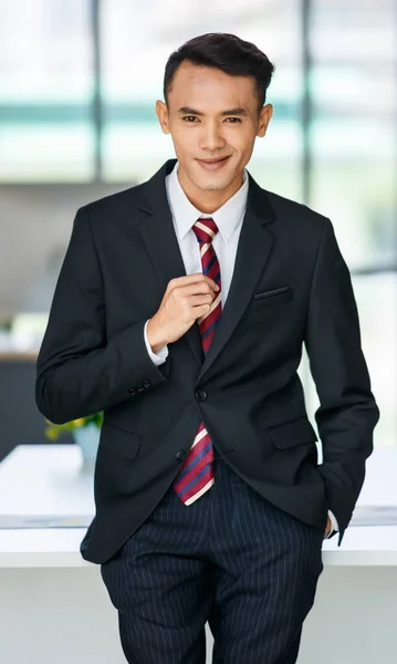 Encantado Jovem Empresário Masculino Étnico Asiático Terno Formal Com Rosto — Fotografia de Stock