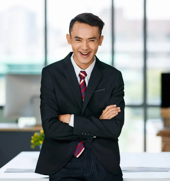 Encantado Jovem Empresário Masculino Étnico Asiático Terno Formal Com Rosto — Fotografia de Stock