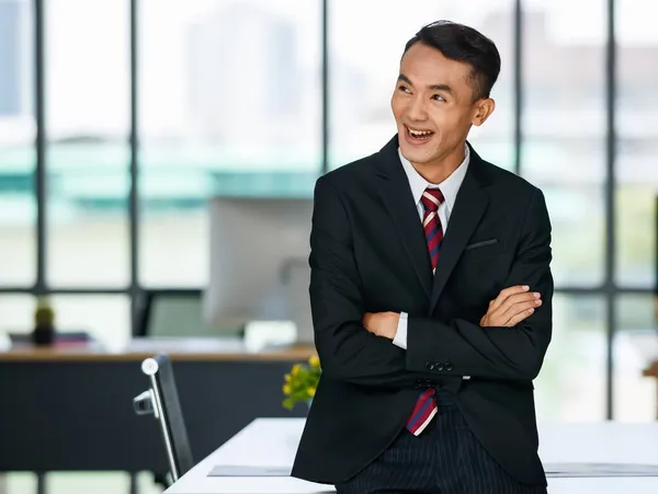 Zachwycony Młody Azjatycki Etniczny Mężczyzna Przedsiębiorca Formalnym Garniturze Stojący Szczęśliwą — Zdjęcie stockowe
