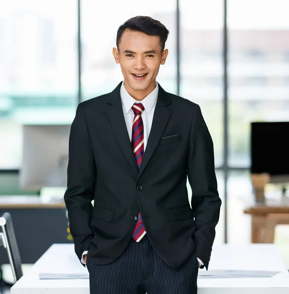 Encantado Jovem Empresário Masculino Étnico Asiático Terno Formal Com Mãos — Fotografia de Stock