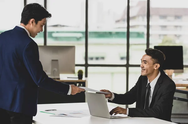 Vista Lateral Empresarios Masculinos Asiáticos Positivos Que Trabajan Oficina Comparten — Foto de Stock