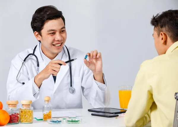 Fröhlicher Asiatischer Arzt Und Patient Sitzen Tisch Und Sprechen Über — Stockfoto