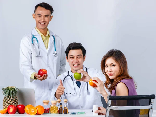 Nutricionistas Asiáticos Positivos Sexo Masculino Com Frutas Coleta Alimentos Saudáveis — Fotografia de Stock