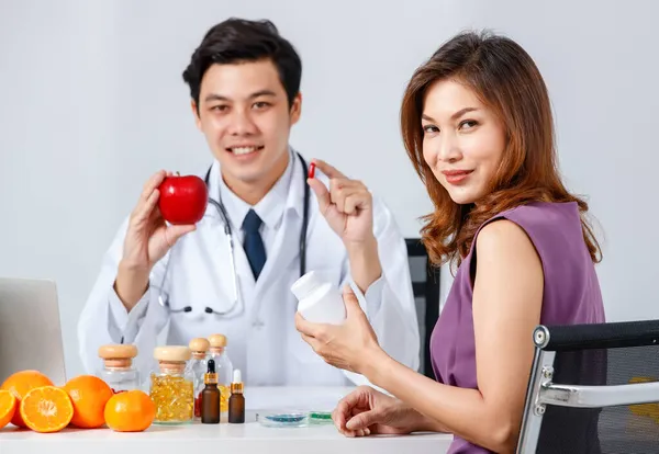Klinikte Meyve Vitamin Reklamları Yaparken Gülümseyen Kameraya Bakan Asyalı Erkek — Stok fotoğraf