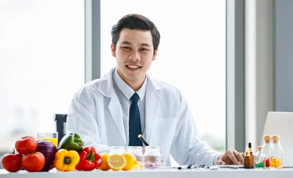 Asyalı Genç Erkek Beslenme Uzmanı Modern Hastanenin Ofisinde Sağlıklı Yiyeceklerle — Stok fotoğraf