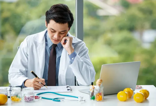 Mesa Trabajo Llenado Médica Joven Atractiva Portapapeles Mientras Está Sentado — Foto de Stock