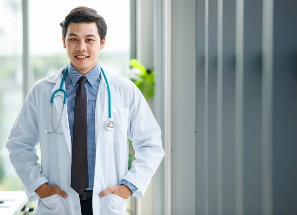 Retrato Feliz Joven Asiático Médico Uniforme Médico Sonriendo Para Cámara — Foto de Stock