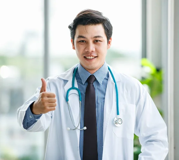 Feliz Ásia Homem Médico Uniforme Sorrindo Para Câmara Mostrando Polegar — Fotografia de Stock