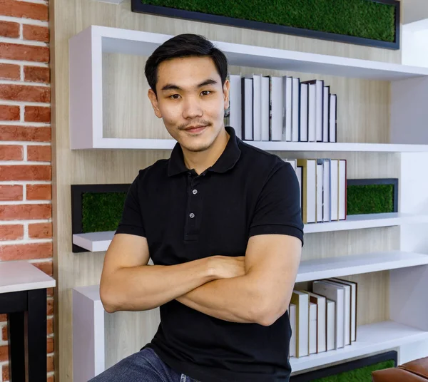 Inteligente Joven Asiático Hombre Negro Casual Camisa Con Confianza Sentado —  Fotos de Stock