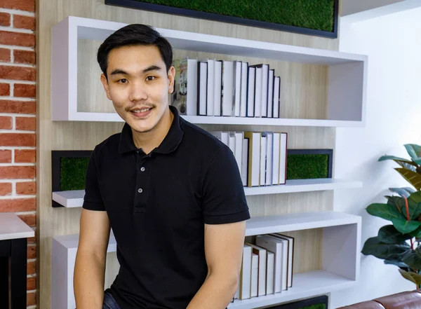 Inteligente Joven Asiático Hombre Negro Casual Camisa Con Confianza Sentado —  Fotos de Stock